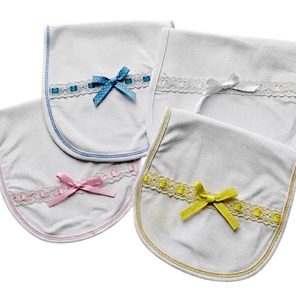 #BaberosInfantiles #ModaBebés #AccesoriosParaBebés #EncajeDelicado #LazoDecorativo #EstiloElegante #ModaTierna #CuidadoDelBebé #ConfortInfantil #CreacionesFlérida