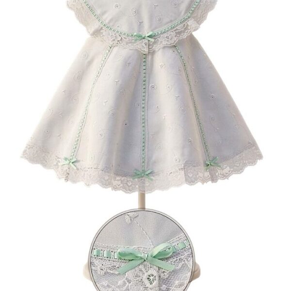 #VestidoInfantil #ModaBebés #VestidoBlanco #DetallesVerdeMenta #EncajeDelicado #EstiloClásico #EventosEspeciales #RopaFormalBebés #ModaAtemporal #CreacionesFlérida
