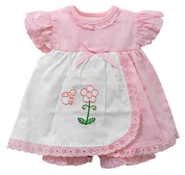#ConjuntoInfantil #ModaBebés #VestidoRosa #BordadoArtesanal #EncajeDelicado #BloomersInfantiles #EstiloClásico #ModaTierna #EventosEspeciales #CreacionesFlérida