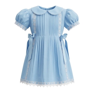 #VestidoInfantil #ModaNiñas #VestidoAzulCeleste #EstiloClásico #EncajeElegante #VestidoConLazo #EventosInfantiles #RopaFormalNiñas #ModaAtemporal #CreacionesFlérida
