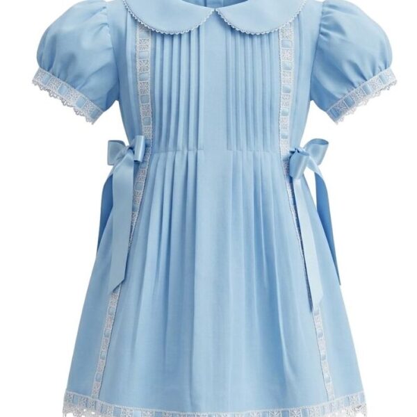#VestidoInfantil #ModaNiñas #VestidoAzulCeleste #EstiloClásico #EncajeElegante #VestidoConLazo #EventosInfantiles #RopaFormalNiñas #ModaAtemporal #CreacionesFlérida