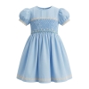 Vestido infantil azul con mangas abultadas, detalles de encaje en mangas y ruedo, y cuerpo smock bordado con motivos florales. Diseño clásico y artesanal, ideal para ocasiones especiales.