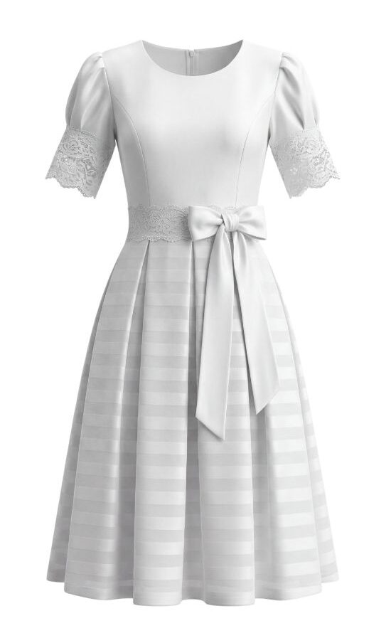 #VestidoElegante #ModaFemenina #EstiloClásico #EncajeDelicado #VestidoBlanco #CeremoniaEspecial #ModaSofisticada #VestidoConLazo #EventosFormales #CreacionesFlérida