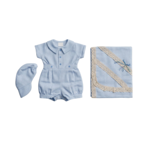 #ModaInfantil #RopaDeBebe #BautizoBebe #CeremoniaInfantil #PeleleDeLino #EncajeArtesanal #HechoAMano #RopaDeCeremonia #EncantoDelMar #ModaArtesanal #BabyCeremony #LinoAzul #creacionesflerida